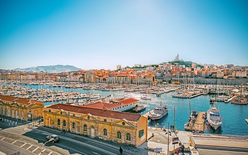 Tours au départ de Marseille par Liou VTC à Avignon